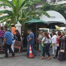 ワット・トライミットには、毎日、多くの信者や観光客が訪れます