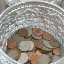 壺の中に、浄財の硬貨が入っていて、その硬貨を廟の壺に入れます