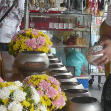 廟の中に置かれた壺の中に、硬貨を、一つ一つ入れて廻ります。