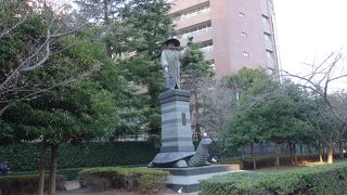 大きな家康の立像