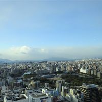 南側の窓からは、遠くに瀬戸内海が見えます。