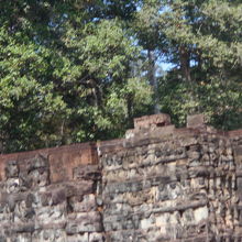 テラスの上は暑く，また風がたつと土ぼこりが凄い。