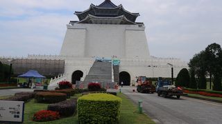 大きな建物に圧倒される