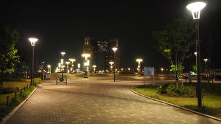夜のプロムナード公園