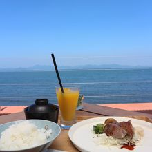 オリーブ牛の定食とオレンジジュース