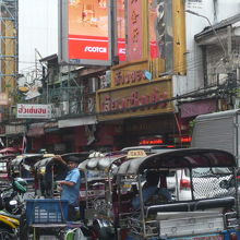 ヤオワラート通りです。通りの人と車の行き来が激しいです。