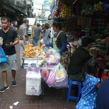 ヤオラワート通りの路地です。多くの屋台と店舗が混在しています