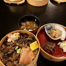 艶やかな蒸し立てわっぱ飯