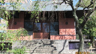 赤い本堂が素敵です