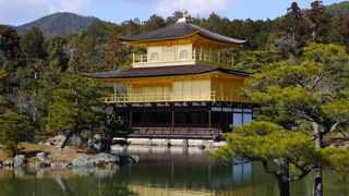 池越しの金閣が最大の見どころ