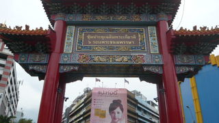 中華門は、ファランポーン駅の西側にあり、中華街への道の始点となっています。