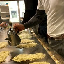 手際よくお好み焼きが焼かれる