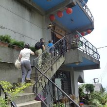 階段を上って「海悦楼茶坊」