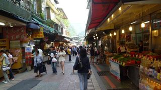 グルメのお店が多い老街、トロッコ列車の駅まで楽しく散策が出来ました