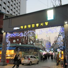 夕方近くになると人でいっぱいになります。