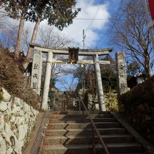 聖天宮西江寺、本堂はこの坂の上にあります