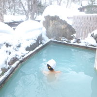 写真奥寄り（妻がいるほう）ほど湯温が高めだった