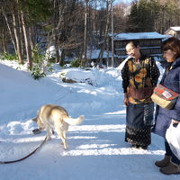 宿の愛犬テンくんと女将に見送られてチェックアウト