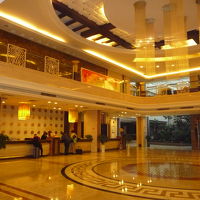 フロント、左側に超ビッグな壺がかれている