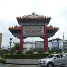 中華門の周囲は、ロータリーで、車の往来が激しいので注意が必要