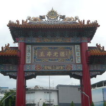 中華門の様子です。赤色、金色、黄色等の極彩色に塗られています