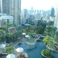 ホテルのプールが見えます