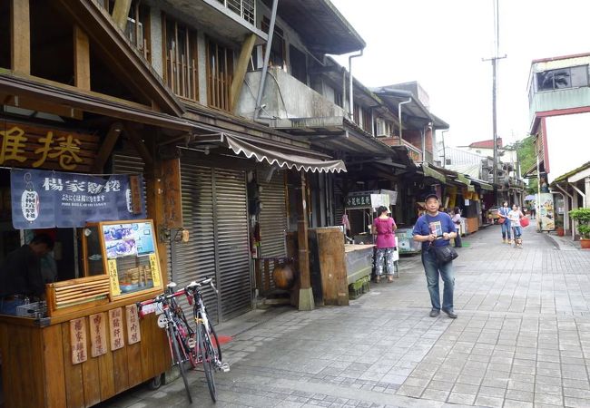 平渓線に沿ってある小さな老街で、駅前の商店街と言った感じです。