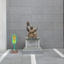 入口前には「川上音二郎像」