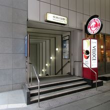 「川上音二郎像」裏手に「中洲川端」駅５番出口、雨でも安心です