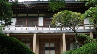 本堂から竹林の入口と反対側