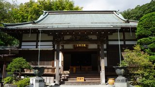 正面には繊細な龍の彫刻