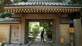 太い柱が豪壮ですが