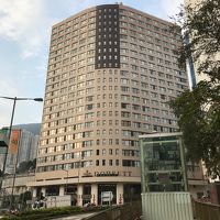 手前に地下道へ続く階段とエレベーター 右側に公園