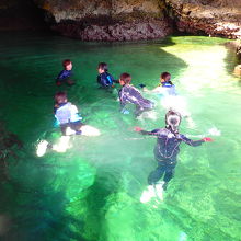 オールブルーさんのツアーで青の洞窟と滝にも