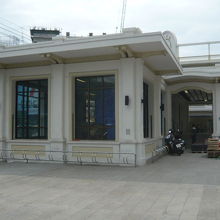 地下鉄ワット・マンコン駅の出口です。地下工事の現場は、見えず