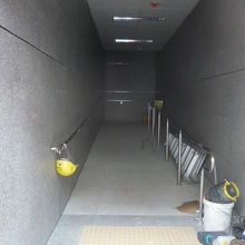 ワット・マンコン駅の出口の様子です。工事機材が置かれています