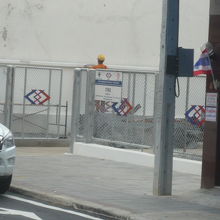 ワットマンコン駅の地上建屋の壁塗りが続けられています。