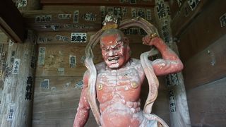 今でも華やかな仁王像です