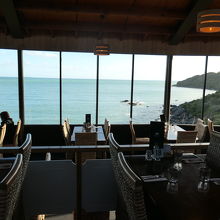 席から海岸の景色が良く見えます