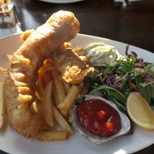 タラ料理（フィッシュ＆チップス）です