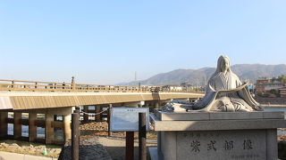 欄干に歴史を感じますが、交通量の多い国道の橋。