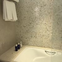 ガラス壁幅が狭く、カーテンないから、湯がかなり飛び散ってしま