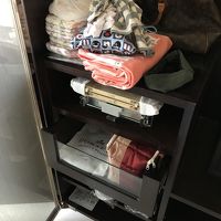 クローゼット開けるとスリッパ、アイロン、台、金庫、ドライヤー