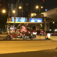 ホテル前の黄泥涌道 22時過ぎでこの交通量