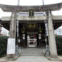 鳥居の向こうには「楼門」