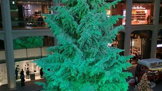 KITTEが入る丸の内の38階建て超高層ビル