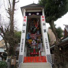 隣りには「飾り山笠」、さすがの高さがあります