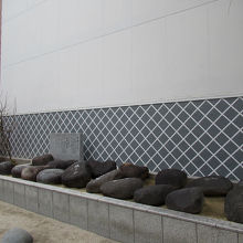 その側面の足元には「力石」