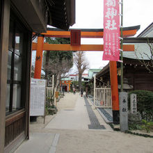 裏参道にも多くの神様が祀られていますし…