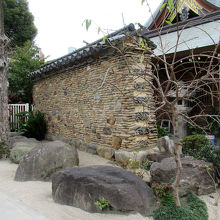 島井宗室屋敷跡から移築・再建された「「博多塀」などもあります